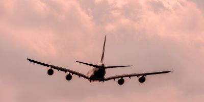 Flugzeug im Sonnenaufgang in den Wolken