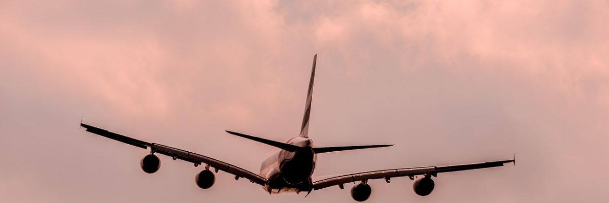 Flugzeug im Sonnenaufgang in den Wolken